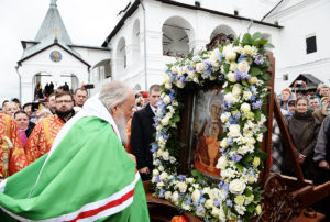 Патриарх Кирилл и икона Неупиваемая Чаша © patriarchia.ru
